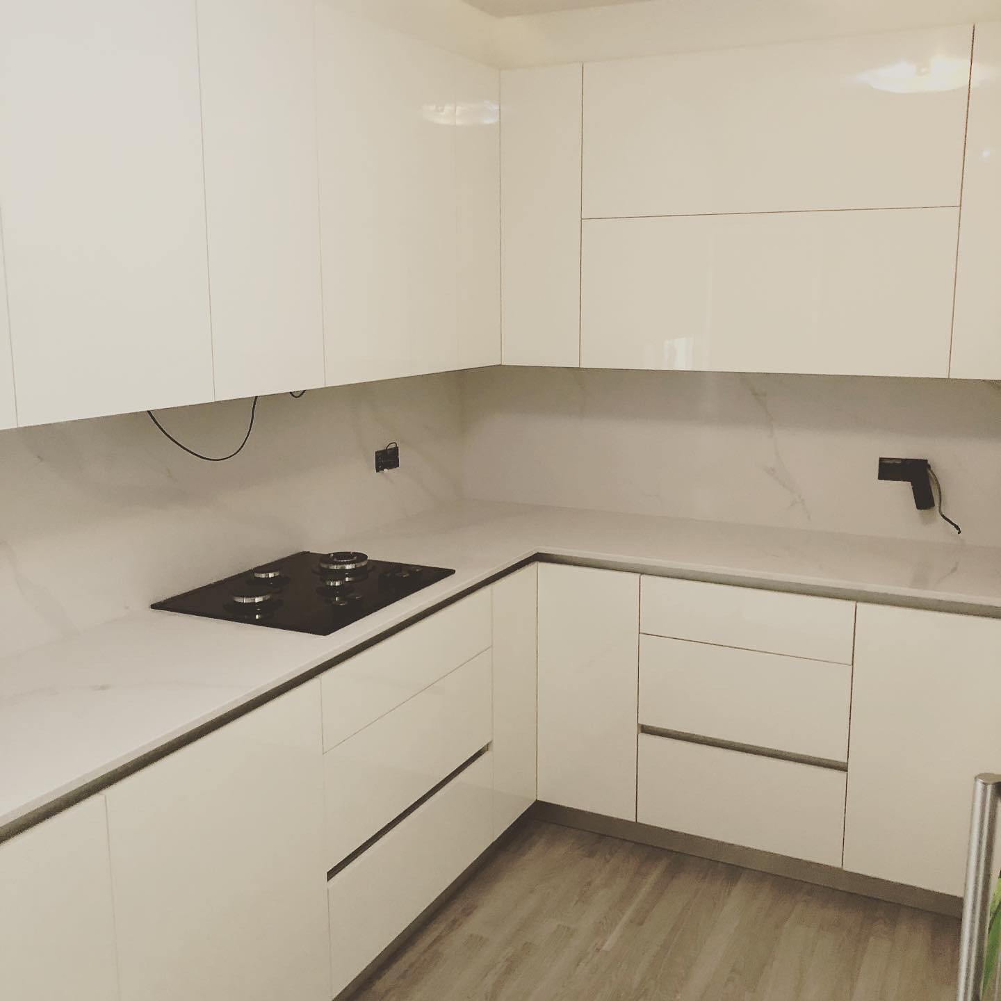 Cocina a medida lacada en blanco con encimera de mármol