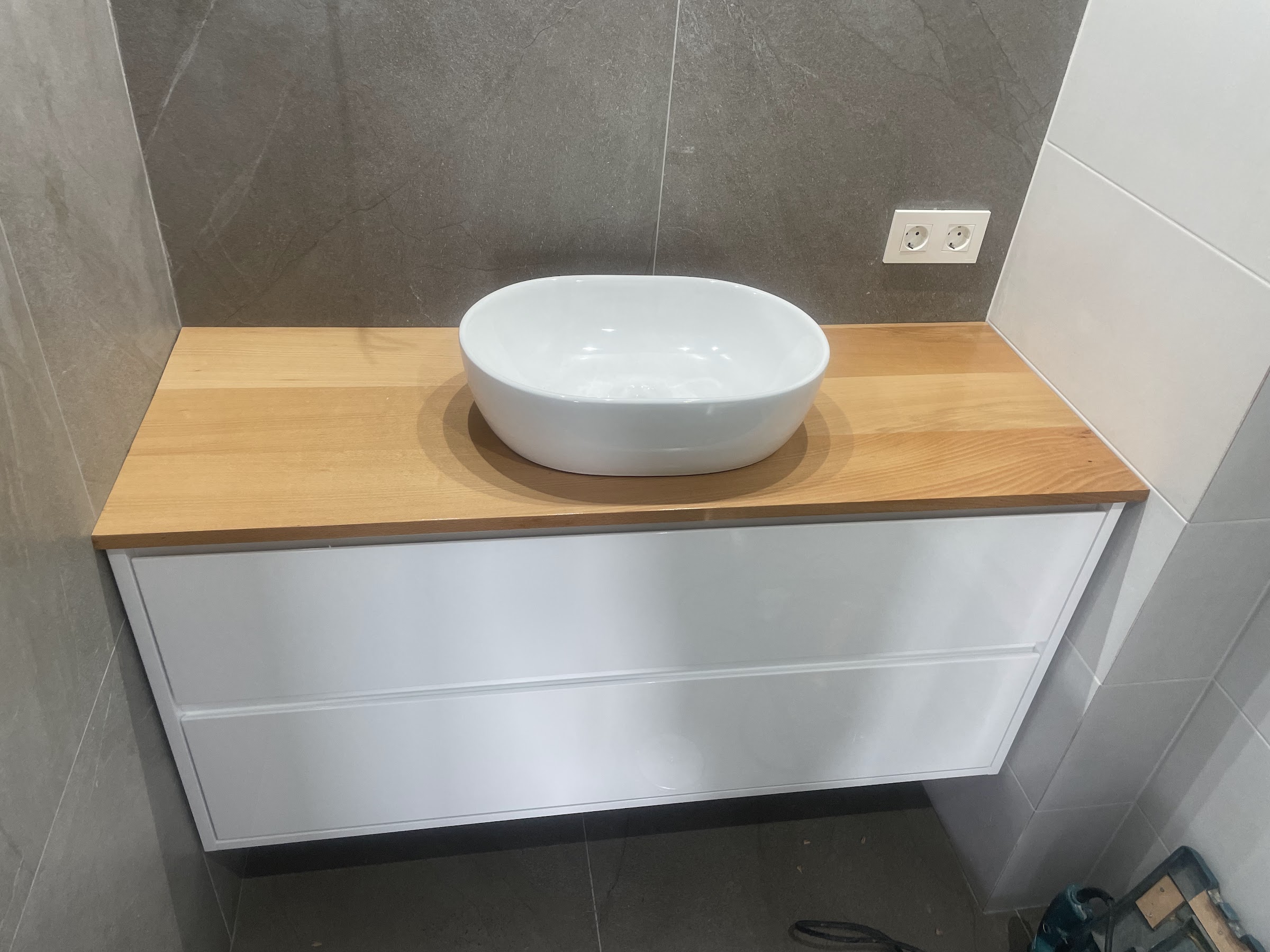 Mueble de baño con encimera de madera maciza y lavabo sobre encimera