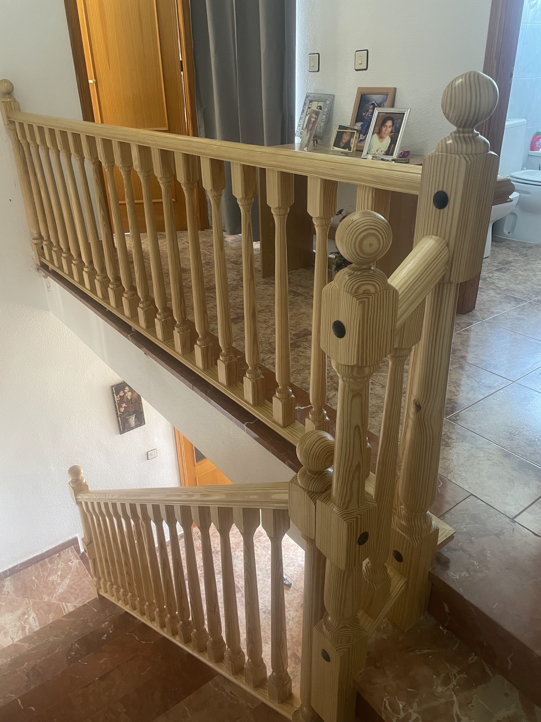 Barandilla con balaustres torneados en madera de pino